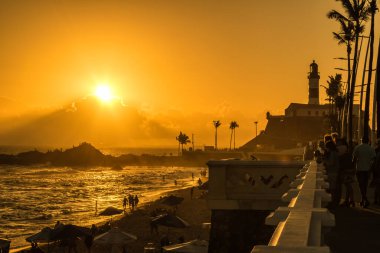 Brezilya, Salvador 'da gün batımında Barra deniz feneri
