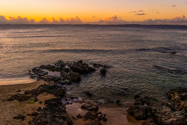 Paisagem Uma Praia Com Águas Calmas Após Pôr Sol Com — Fotografia de Stock