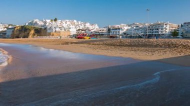 Eski kasaba beyaz evleri ve okyanus plaj Portekiz Town Albufeira
