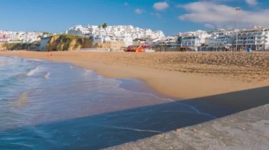 Atlantik Okyanusu'nun kumlu plaj Portekiz Town Albufeira