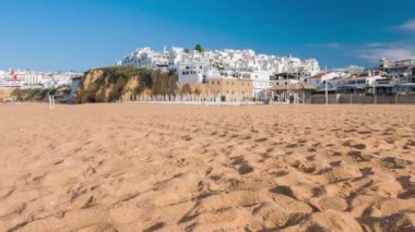 Algarve güneşli gün, Albufeira plaj ve kıyı kayalıklardan beyaz evler