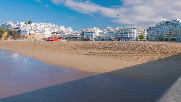 Albufeira Şehir Beyaz Evler Atlantik Okyanusu Nun Kumlu Plaj — Stok video