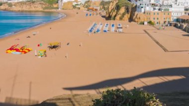 Portekiz eski kasaba evleri Albufeira şehir ve sandy Beach beyaz