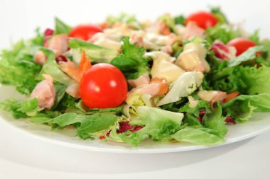 Füme tavuk taze sebze salatası