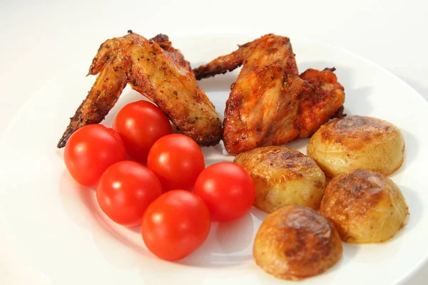 Alitas Pollo Asadas Con Verduras —  Fotos de Stock