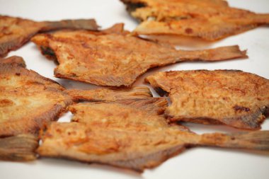 Yassı balık kızarmış yemek yemek kavramı