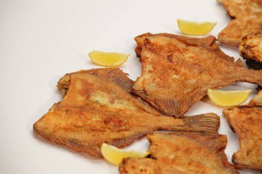 Kızarmış deniz düz balık limonlu