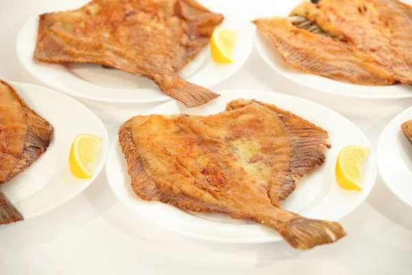 Kızarmış yaldızlı pisibalığı balık limon ile beyaz plakaları