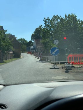 Trafik ışığı altında duran trafik durumu