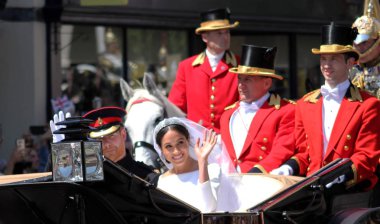 Prens Harry & Meghan Markle, Windsor, İngiltere - 19/5/2018: Windsor sokaklarında Prens Harry ve Meghan Markle düğün arabası alayı sonra windsor castle Meghan'ı geri göndererek kalabalık hisse senetlerine el sallıyor, fotoğraf, fotoğraf, resim, resim, basın, 