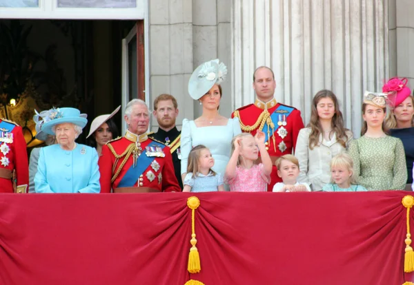 英国伦敦 2018年6月 马克尔 哈里王子 乔治王子 查尔斯 米德尔顿 夏洛特公主在白金汉宫为皇室服务 2018年6月10日 英国库存 — 图库照片