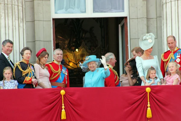伊丽莎白女王 2018年6月 梅根马克尔 哈里王子 乔治王子威廉 查尔斯 凯特米德尔顿和公主夏洛特成群结队在白金汉宫的颜色皇室 2018年6月10日伦敦 — 图库照片