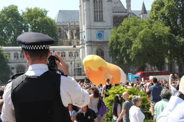 Trump protesto, Londra, 13 Temmuz 2018: Donald Trump bebek keşif balonu protesto flys üzerinde Westminster, Londra, 13 Temmuz 2018 yılında Londra, İngiltere