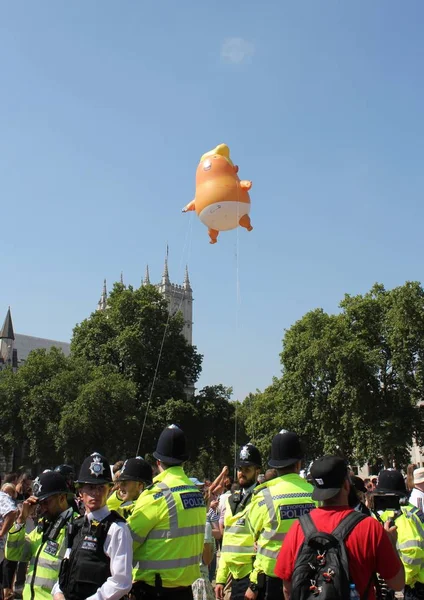 トランプ抗議 ロンドン 2018年7月13日 ドナルド トランプの赤ちゃんのブリンプ抗議は ロンドン ロンドン 7月13 2018の上に飛ぶ ロンドン — ストック写真