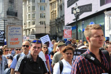 Trump protesto, Londra, 13 Temmuz 2018: Donald Trump protesto yürüyüşü Westminster, Londra, 13 Temmuz 2018 yılında Londra, İngiltere afişlerin