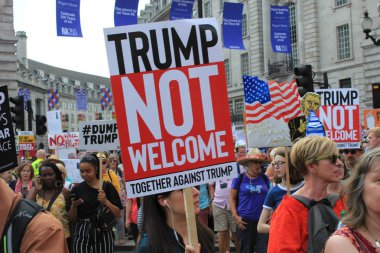 Trump protesto Londra 13 Temmuz 2018: Donald Trump protesto yürüyüşü Picadilly circus Londra, 13 Temmuz 2018 yılında Londra, İngiltere posterlerini açmaları.