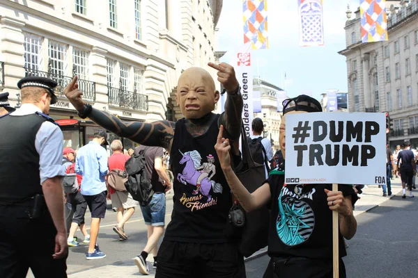 王牌抗议 2018年7月13日 唐纳德 特朗普抗议游行标语牌 2018年7月13日在伦敦 — 图库照片