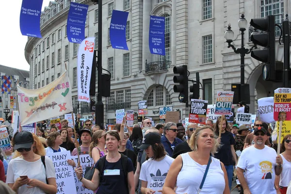 Trump protesto, Londra, 13 Temmuz 2018: Donald Trump protesto yürüyüşü Westminster, Londra, 13 Temmuz 2018 yılında Londra, İngiltere afişlerin