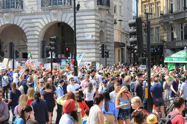Trump protesto, Londra, 13 Temmuz 2018: Donald Trump protesto yürüyüşü Westminster, Londra, 13 Temmuz 2018 yılında Londra, İngiltere afişlerin