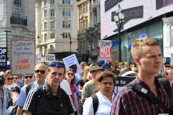 Trump protesto, Londra, 13 Temmuz 2018: Donald Trump protesto yürüyüşü Westminster, Londra, 13 Temmuz 2018 yılında Londra, İngiltere afişlerin