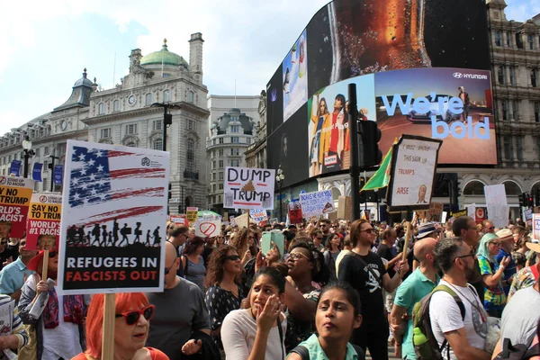 Trump protesto, Londra, 13 Temmuz 2018: Donald Trump protesto yürüyüşü Westminster, Londra, 13 Temmuz 2018 yılında Londra, İngiltere afişlerin