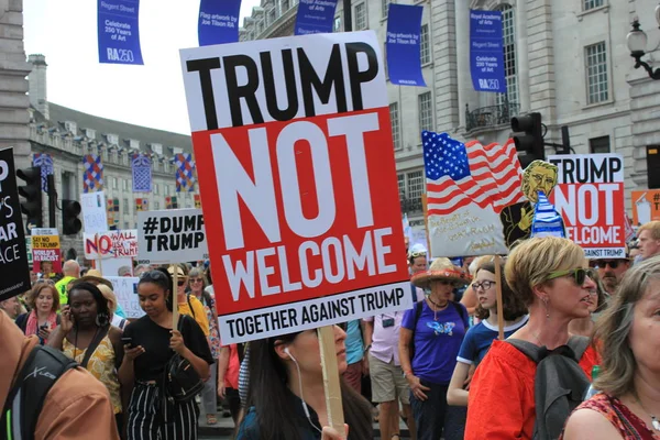 Trump Protesta Londra Luglio 2018 Donald Trump Protesta Manifesti Picadilly — Foto Stock