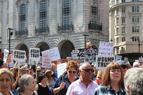 Trump protesto, Londra, 13 Temmuz 2018: Donald Trump protesto yürüyüşü Westminster, Londra, 13 Temmuz 2018 yılında Londra, İngiltere afişlerin