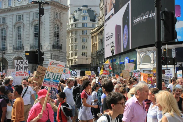 Trump protesto, Londra, 13 Temmuz 2018: Donald Trump protesto yürüyüşü Westminster, Londra, 13 Temmuz 2018 yılında Londra, İngiltere afişlerin