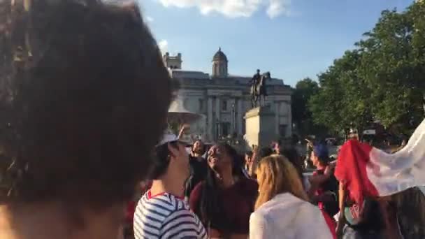 2018 法国球迷庆祝赢得世界杯对阵克罗地亚在特拉法加广场跳舞和唱歌 2018年7月15日 — 图库视频影像