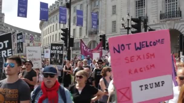 Protesta Trump Londres Julio 2018 Carteles Protesta Donald Trump Westminster — Vídeos de Stock