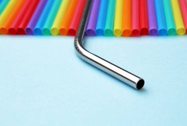 saman pipetler metal yeniden plastik içme arka plan renkli tam ekran kopya alan plastik ücretsiz kavram stok, fotoğraf, fotoğraf, resim, resim,