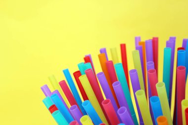 saman kamışları plastik içme arka planı tam ekran tek kullanımlık stok, fotoğraf, resim, resim,