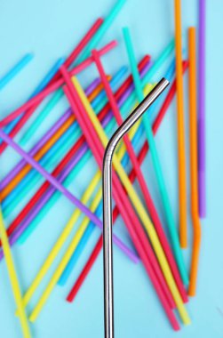saman pipetler metal yeniden plastik içme arka plan renkli tam ekran stok, fotoğraf, fotoğraf, resim, resim,