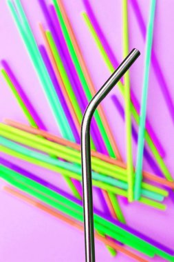 saman pipetler metal yeniden plastik içme arka plan renkli tam ekran kopya alan stok, fotoğraf, fotoğraf, resim, resim,