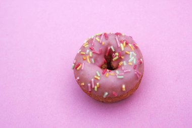 çörek çörekler çörekler pembe parlak şeker iplikçikleri arka plan 100s ve binlerce dekorasyon stok, fotoğraf, fotoğraf, resim, resim üzerine serpin,