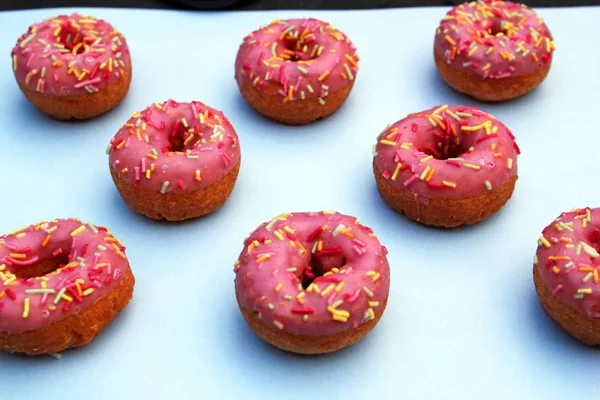 Donut Donuts Hagelslag Donuts Roze Heldere Suiker Strengen Achtergrond 100S — Stockfoto