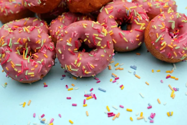 Donut Munkar Strössel Munkar Rosa Bright Sugar Strands Bakgrund 100S — Stockfoto