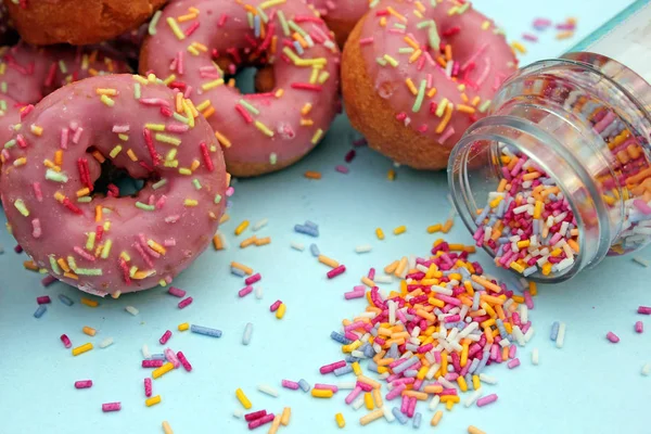 Donut Donuts Polvilhe Sobre Donuts Rosa Fios Açúcar Brilhante Fundo — Fotografia de Stock