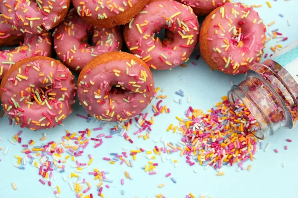 Donut Donuts Hagelslag Donuts Roze Heldere Suiker Strengen Achtergrond 100S — Stockfoto