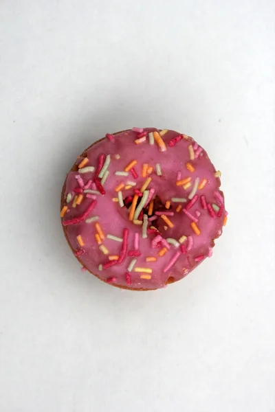 Пончики Пончики Посыпать Пончики Розовые Яркие Сахарные Нити Фон 100 — стоковое фото