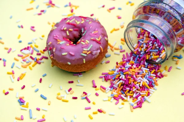 Donut Donuts Polvilhe Sobre Donuts Rosa Fios Açúcar Brilhante Fundo — Fotografia de Stock