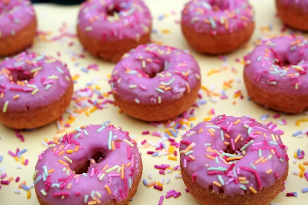 Fánk Fánk Sprinkles Fánk Rózsaszín Fényes Cukor Szálak Háttér 100S — Stock Fotó