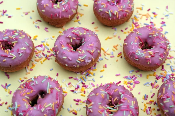 Donut Donuts Hagelslag Donuts Roze Heldere Suiker Strengen Achtergrond 100S — Stockfoto