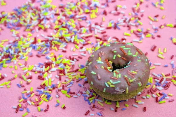 Donut Donuts Streusel Auf Donuts Rosa Helle Zuckerstränge Hintergrund 100S — Stockfoto