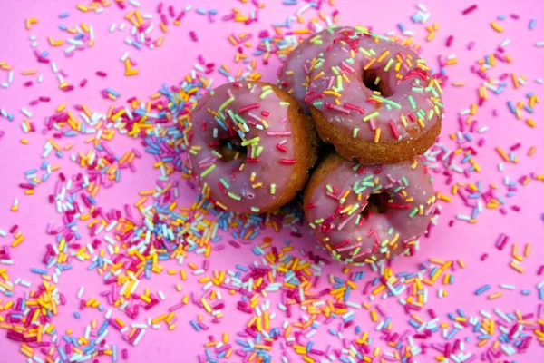 Rosa Donut Munkar Strössel Munkar Rosa Ljusa Socker Trådar Bakgrund — Stockfoto