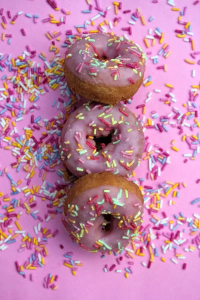 Пончики Пончики Посыпать Пончики Розовые Яркие Сахарные Нити Фон 100 — стоковое фото