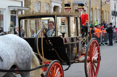 Prenses Eugenie & Jack Brooksbank Windsor, İngiltere - 12/10/2018: Princess Eugenie & Jack Brooksbank düğün alayı sokaklarda Windsor geri Windsor Castle Eugenie kalabalık stok, fotoğraf, fotoğraf, resim, resim el sallayarak geçit töreni,