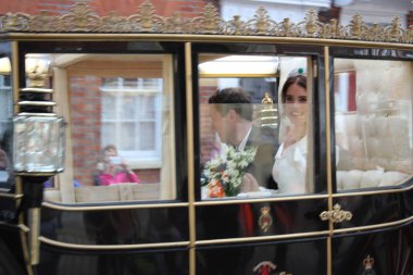 Prenses Eugenie & Jack Brooksbank Windsor, İngiltere - 12/10/2018: Princess Eugenie & Jack Brooksbank düğün alayı sokaklarda Windsor geri Windsor Castle Eugenie kalabalık stok, fotoğraf, fotoğraf, resim, resim el sallayarak geçit töreni,