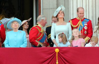 Meghan Markle Queen Elizabeth, Londra, İngiltere, 9 Haziran 2018- Meghan Markle, Prens Harry, Prens George William, Charles, Kate Middleton & Prenses Charlotte, Buckingham Sarayı'nda Royal Family renklerini kullanıyor, 10 Haziran 2018 stok, fotoğraf, resim