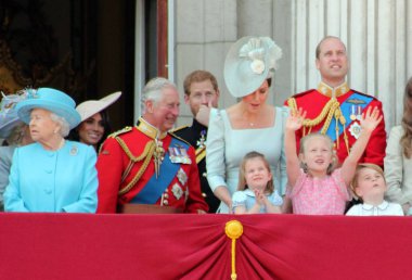 Kraliçe Elizabeth, Londra, Birleşik Krallık, 9 Haziran 2018 - Meghan Markle, Prens Harry, Prens George William, Charles, Kate Middleton ve Prenses Charlotte Trooping renk Kraliyet ailesi 10 Haziran 2018 Buckingham Sarayı'nda Londra, İngiltere